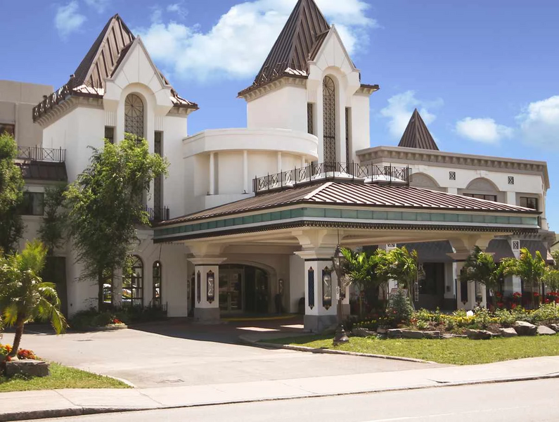 Fichier:Façade-Plaza-Québec---Jour 8B2F5BFC-7005-4ADD-B42C0DF023FF8468 70174934-21de-4754-9b1093a2fe002da7.jpg